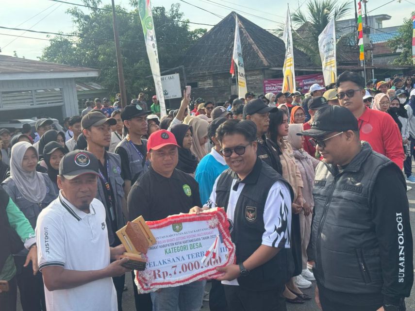 SELAMAT: Penyerahan penghargaan kepada kepala desa dan lurah di Apel BBGRM ke-22 Kabupaten Kukar. (Ist)