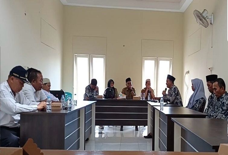 SESUAI PROSEDUR: Tes tertulis calon kepala Desa Manunggal Jaya Tenggarong Seberang oleh DPMD Kukar. (Dok. DPMD Kukar)