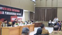 RAPAT KOORDINASI: Penyampaian visi misi Kukar Idaman Terbaik di lingkungan Pemkab Kukar digelar di Aula Bappeda Kukar, Tenggarong, Selasa (1/7/2025).