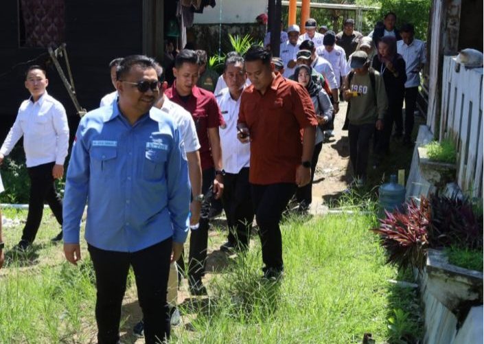 SIAPKAN RELOKASI: Bupati Kukar Aulia Rahman Basri meninjau lokasi tanah longsor di RT 35, Kelurahan Melayu, Kecamatan Tenggarong, Jalan Gunung Pegat, Rabu (2/7/2025).