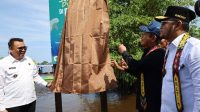 POTENSI: Bupati Kutai Kartanegara (Kukar) Aulia Rahman Basri (kiri) saat menyambut kunjungan kerja Menteri Lingkungan Hidup/Kepala Badan Pengendalian Lingkungan Hidup (BPLH) RI Hanif Faisol di dermaga Desa Pela, Kecamatan Kota Bangun, Kamis (3/7/2025).