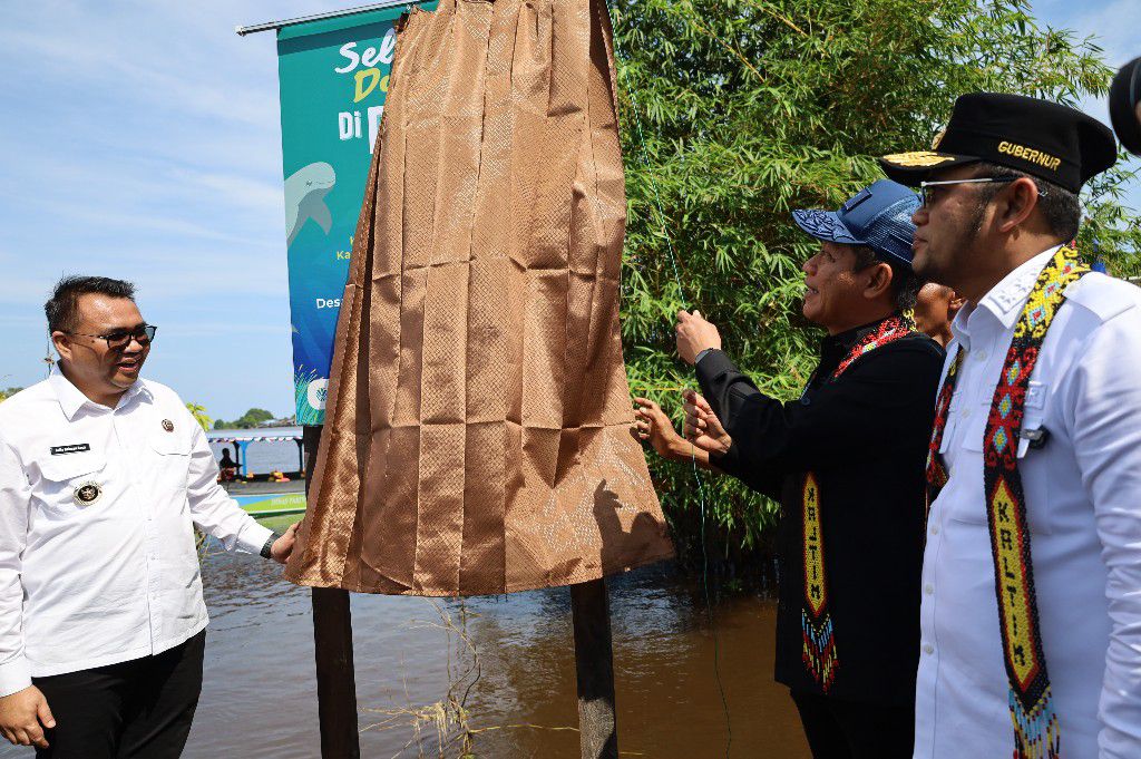 POTENSI: Bupati Kutai Kartanegara (Kukar) Aulia Rahman Basri (kiri) saat menyambut kunjungan kerja Menteri Lingkungan Hidup/Kepala Badan Pengendalian Lingkungan Hidup (BPLH) RI Hanif Faisol di dermaga Desa Pela, Kecamatan Kota Bangun, Kamis (3/7/2025).