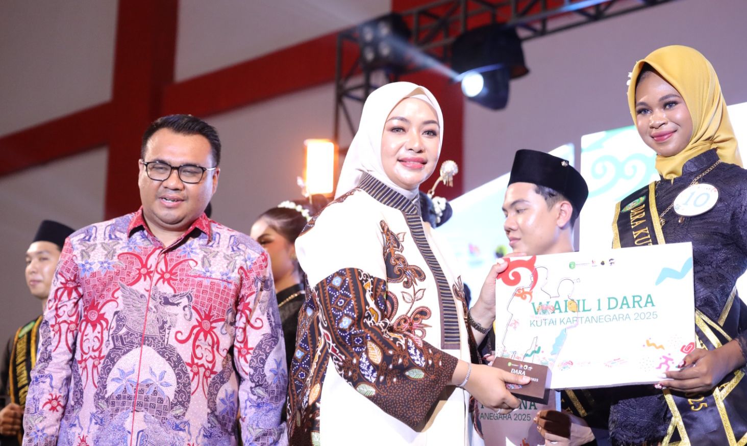 APRESIASI: Bupati Kutai Kartanegara Aulia Rahman Basri mengapresiasi kepada seluruh peserta Teruna Dara 2025 pada malam grand final di Gedung Beladiri Stadion Aji Imbut, Tenggarong Seberang, Sabtu (6/7/2025).
