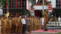 APEL: Bupati Kukar Aulia Rahman Basri bersama Wakil Bupati Rendi Solihin, memimpin apel gabungan ASN serta pejabat pimpinan tinggi pratama, administrator, dan pengawas di Kantor Bupati Kukar, Senin (7/7/2025).