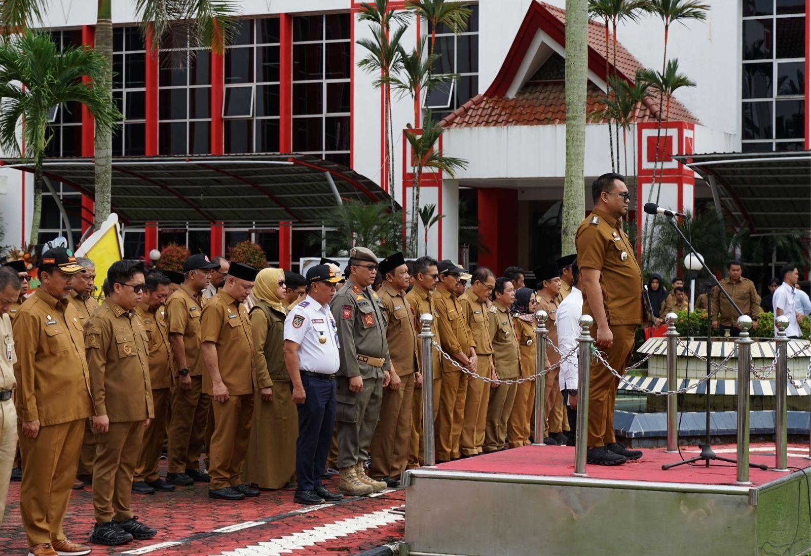 APEL: Bupati Kukar Aulia Rahman Basri bersama Wakil Bupati Rendi Solihin, memimpin apel gabungan ASN serta pejabat pimpinan tinggi pratama, administrator, dan pengawas di Kantor Bupati Kukar, Senin (7/7/2025).