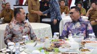 SAMBUT BAIK: Bupati Kukar Aulia Rahman Basri (duduk, kanan) menerima kunjungan silaturahmi Bupati Wajo, Andi Rosman, di Pendopo Odah Etam Tenggarong, Selasa (8/7/2025).