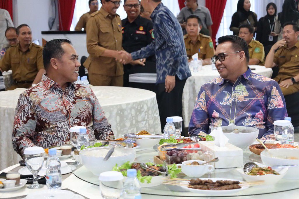 SAMBUT BAIK: Bupati Kukar Aulia Rahman Basri (duduk, kanan) menerima kunjungan silaturahmi Bupati Wajo, Andi Rosman, di Pendopo Odah Etam Tenggarong, Selasa (8/7/2025).
