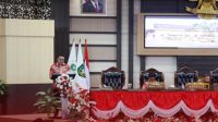 SAMPAIKAN LANGSUNG: Bupati Kukar Aulia Rahman Basri menyampaikan laporan dalam Rapat Paripurna DPRD Kukar, Senin (30/6/2025).