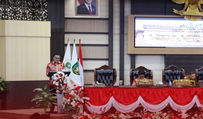 SAMPAIKAN LANGSUNG: Bupati Kukar Aulia Rahman Basri menyampaikan laporan dalam Rapat Paripurna DPRD Kukar, Senin (30/6/2025).
