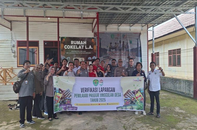 VERIFIKASI LAPANGAN: Penilaian produk unggulan di Desa Lung Anai dilakukan verifikasi lapangan. (Dok. DPMD Kukar)