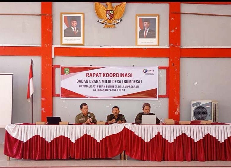 KOORDINASI: Kepala Bidang Penataan Administrasi Desa DPMD Kukar Poino menghadiri rakor BUMDes di Loa Duri Ilir. (Ist)