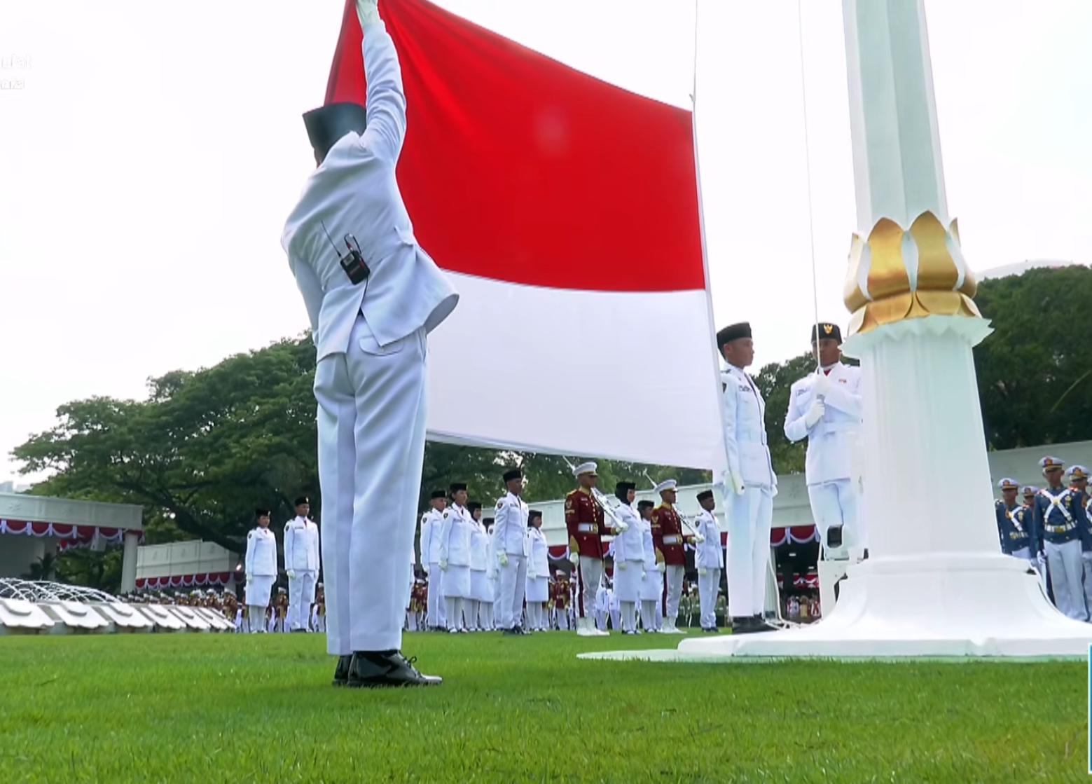MOMEN SAKRAL: Salah satu pelajar asal Kalimantan Timur, yakni El Rayyi Mujahid Faqih yang bersekolah di SMK Kehutanan Samarinda, berhasil menjalankan tugasnya dengan baik sebagai pembentang bendera di Upacara Kenegaraan HUT ke-80 RI di Istana Jakarta, 17 Agustus 2025. (SS Setneg RI, YouTube)