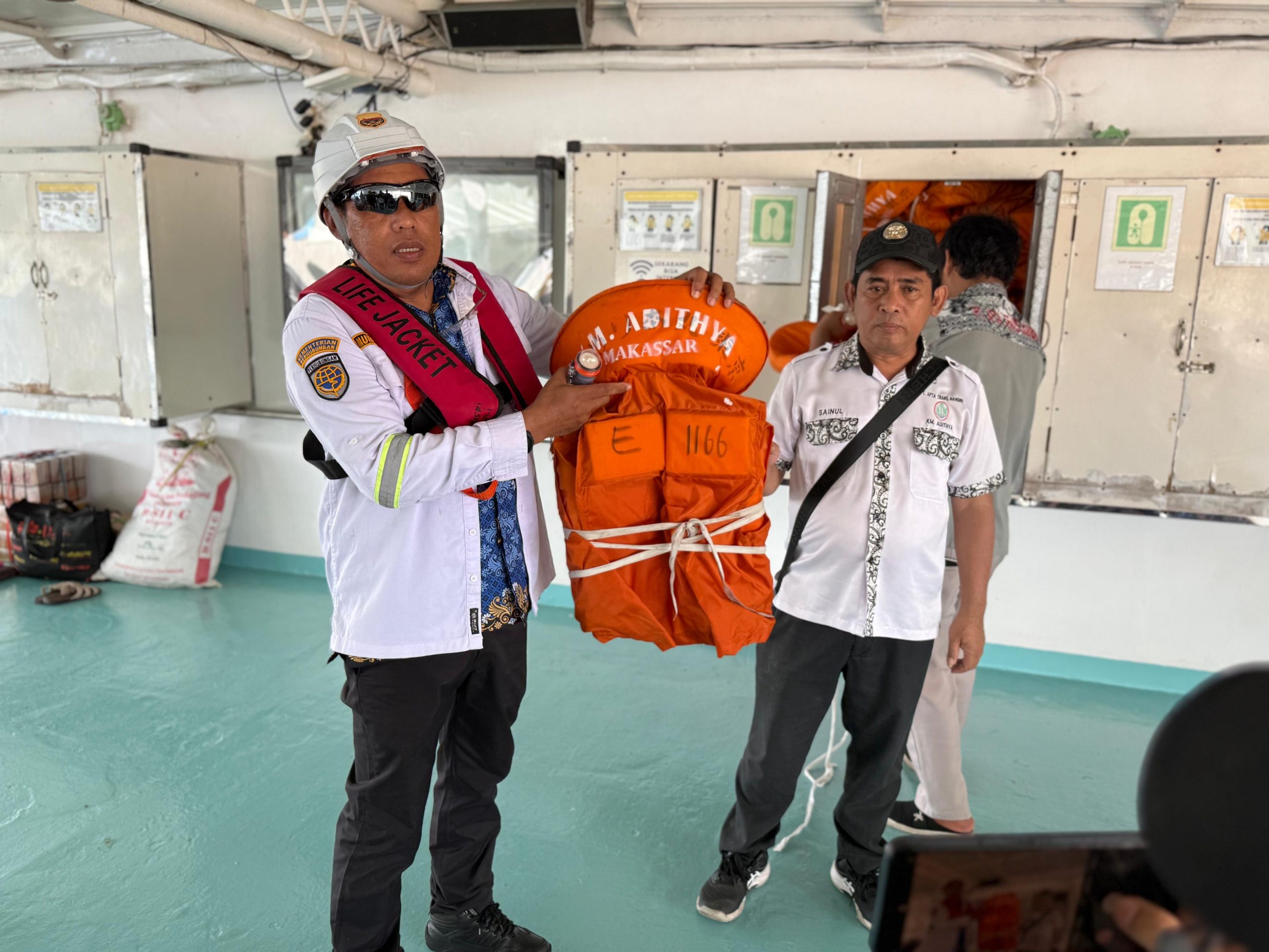 UNTUK KESELAMATAN: Uji petik di Pelabuhan Samarinda telah dilakukan, dan dinyatakan aman saat DItkapel Ditjen Hubla didampingi KSOP Kelas I Samarinda. (HO)